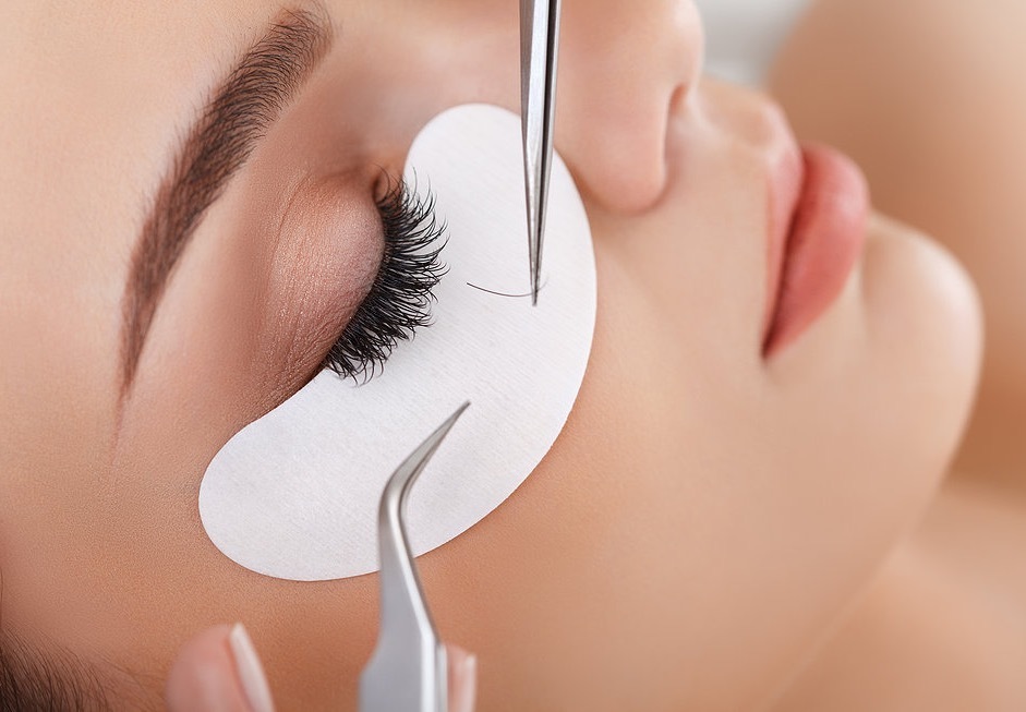 $499 EyeLash Extensions Training by our Licensed Specialists.